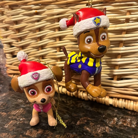 2019 Set of 2 Paw Patrol Ornaments. Skye & Chase with Christmas hats Preowned - Picture 1 of 10